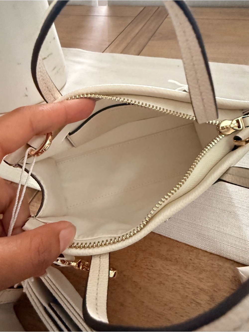 New tory burch Blake mini leather tote with thick strap in new ivory color - Picture 6 of 10